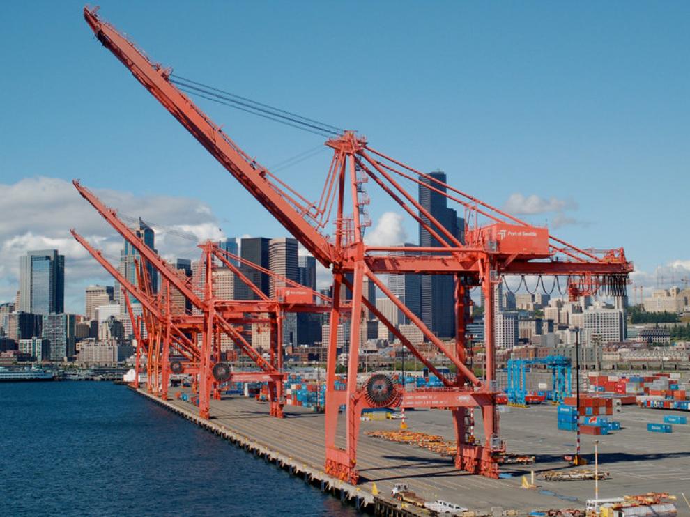 Las mercancías llegan a puertos de todo el mundo, como este de Seattle, en EE. UU.