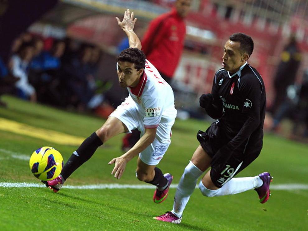 El delantero del Sevilla Jesús Navas lucha un balón.