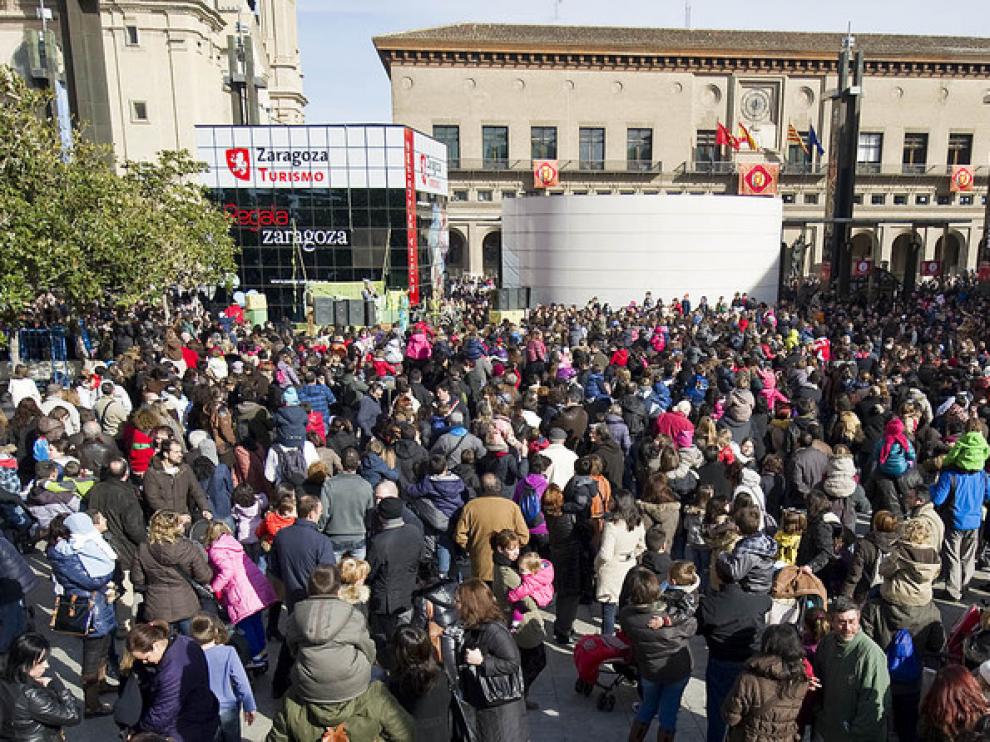 Las calles de Zaragoza se llenaron de gente en la celebración del día de su patrón.