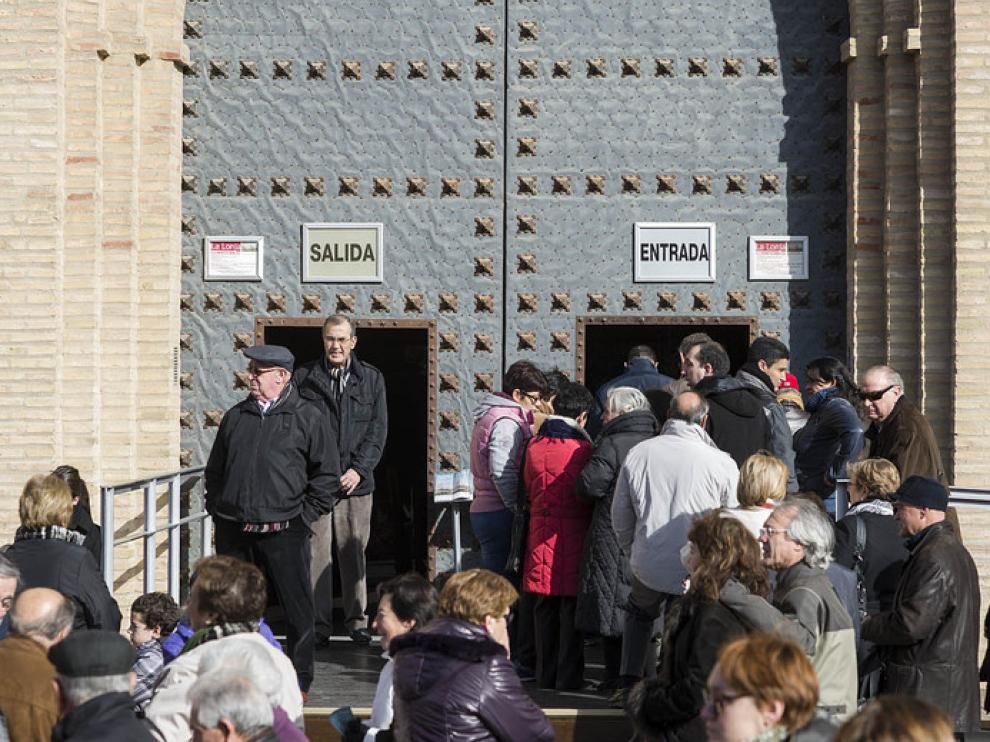 Las calles de Zaragoza se llenaron de gente en la celebración del día de su patrón.