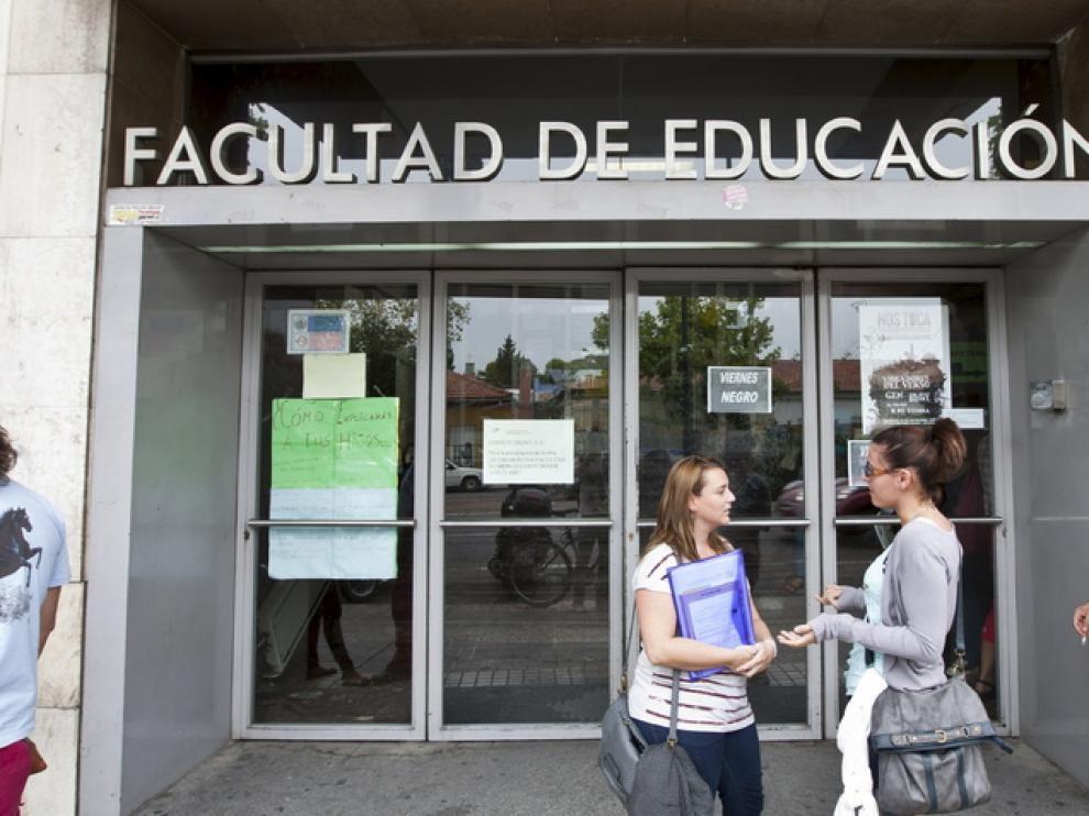 Varios universitarios, en la puerta de la facultad de Educación