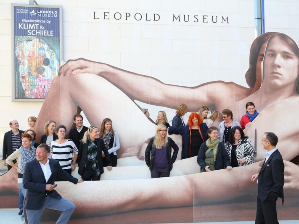 La exposición alberga más de 300 cuadros, fotos y esculturas con desnudos masculinos