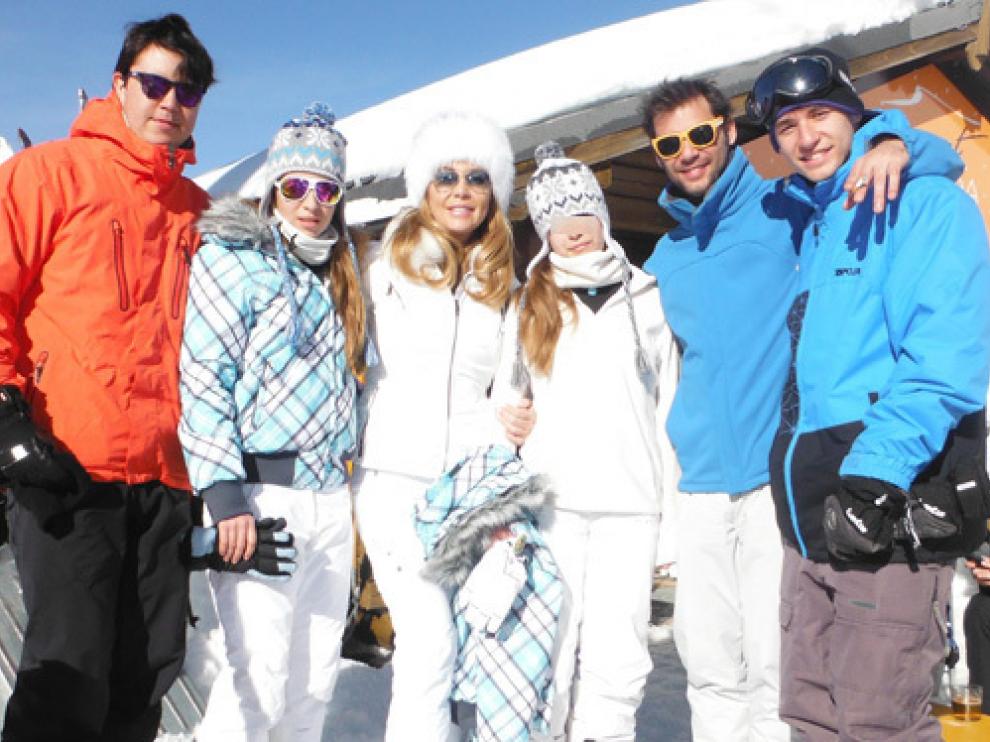 Norma Duval con la familia en la nieve
