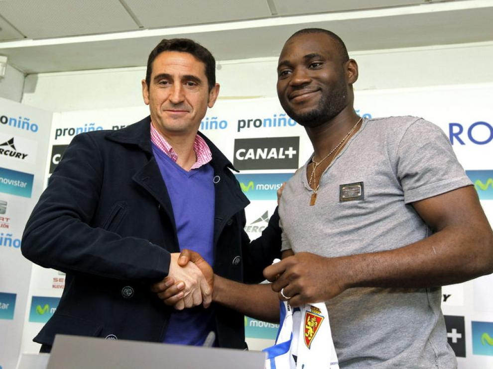 Henri Bienvenu y el entrenador del Real Zaragoza Manuel Jiménez