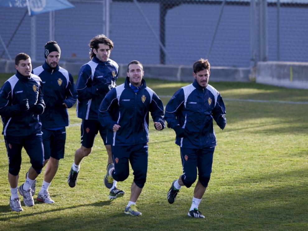 Jiménez corre con los jugadores del R. Zaragoza.