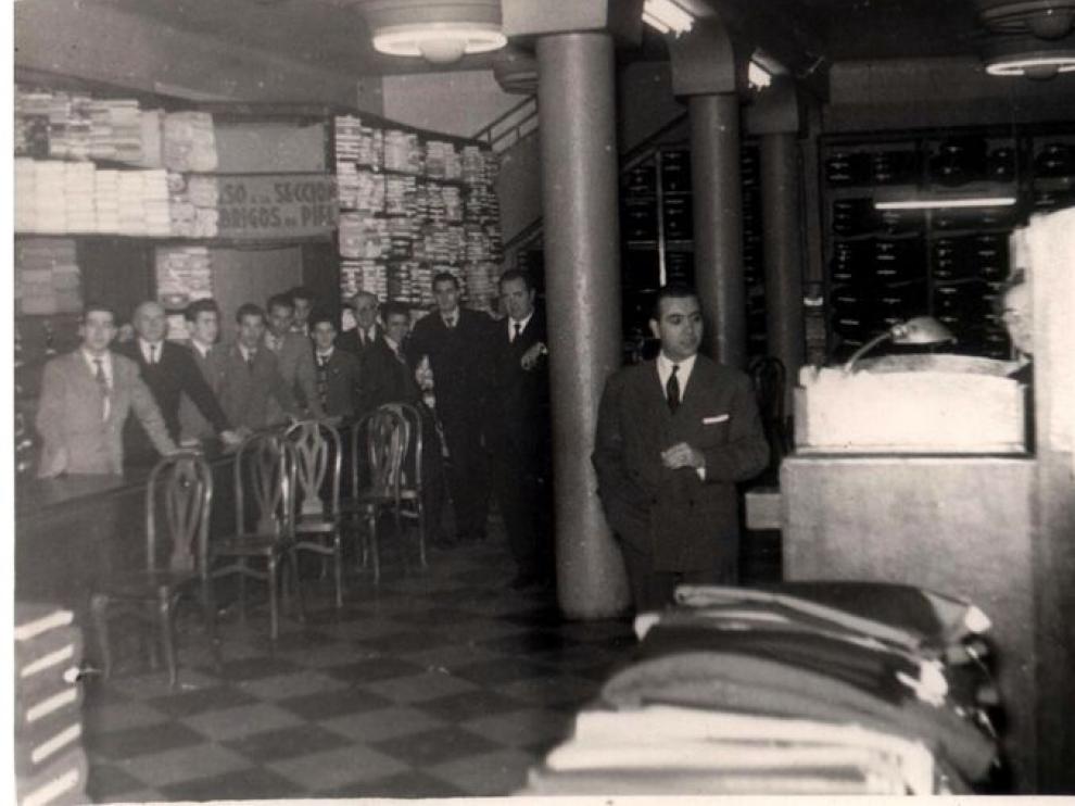 Juan Ferrer en 1955 con sus empleados, antes del boom del 'prêt a porter'