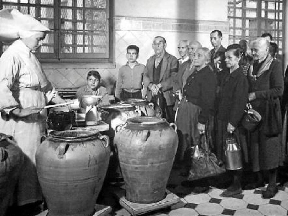 Fotografía del archivo de La Caridad que ilustra el reparto de comida hace más de 70 años.