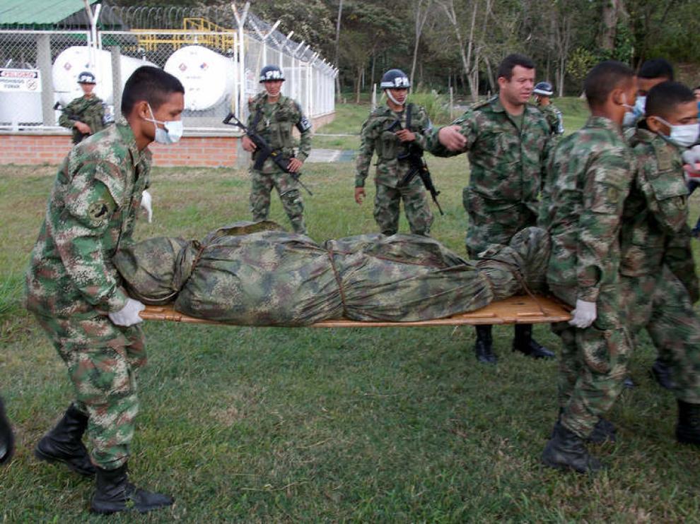 Militares trasladando uno de los cuerpos de los guerrilleros muertos durante un ataque del ejército de Colombia el 31 de enero en el que murió el guerrillero 'Jacobo Arango'