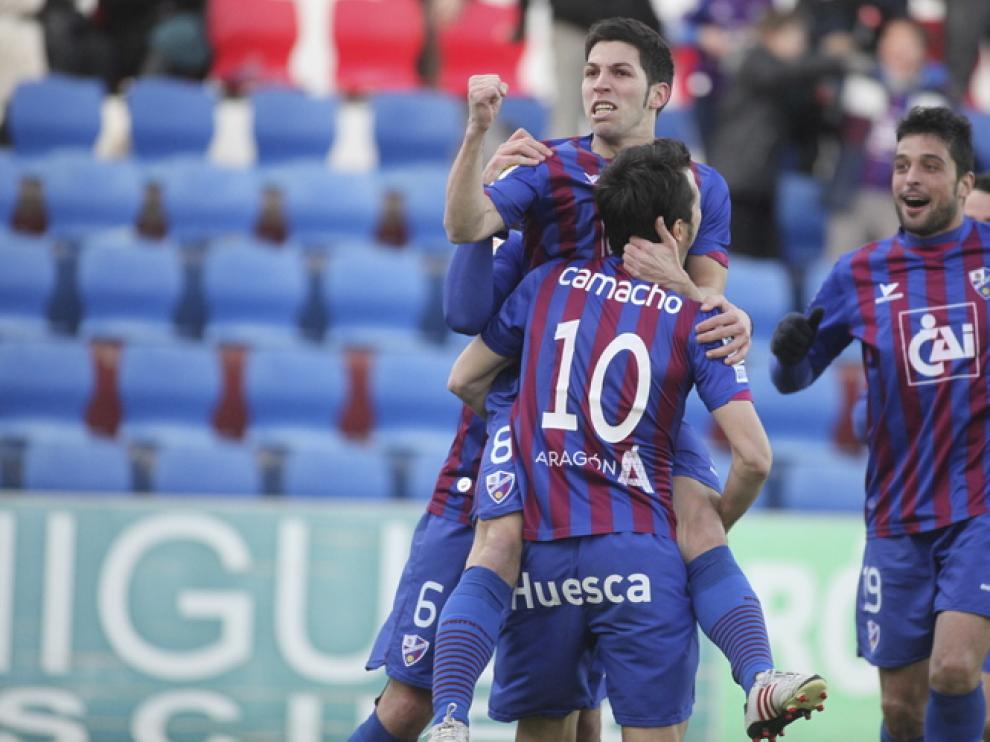 Los jugadores del Huesca celebran un gol en El Alcoraz