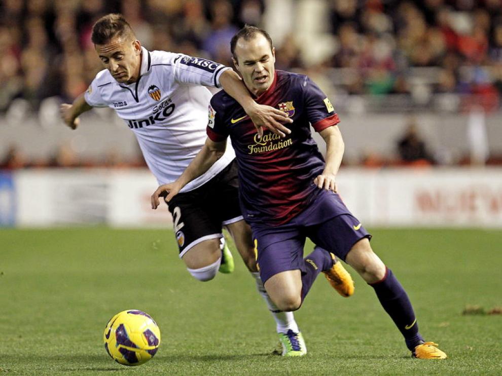 Iniesta y Joao Pereira, durante el encuentro