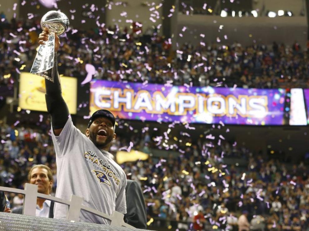 Un jugador de los Ravens celebra su triunfo