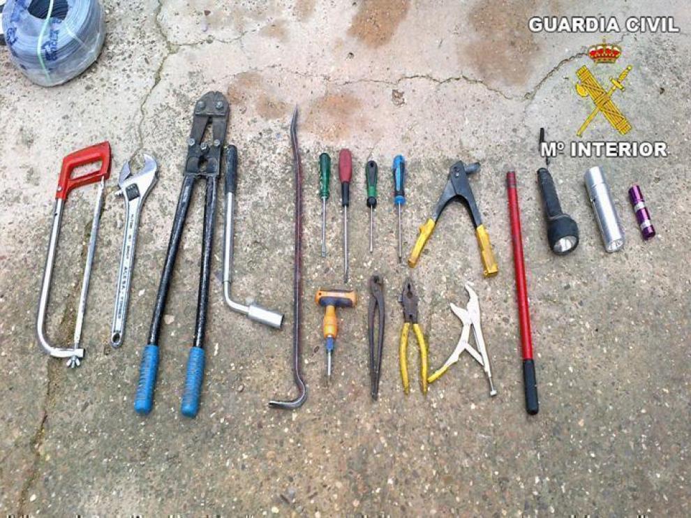 Parte del material encontrado en el vehículo
