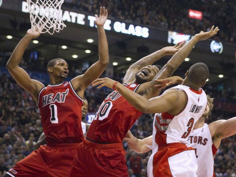 Los Raptors de Toronto y los Heat de Miami luchan por un rebote