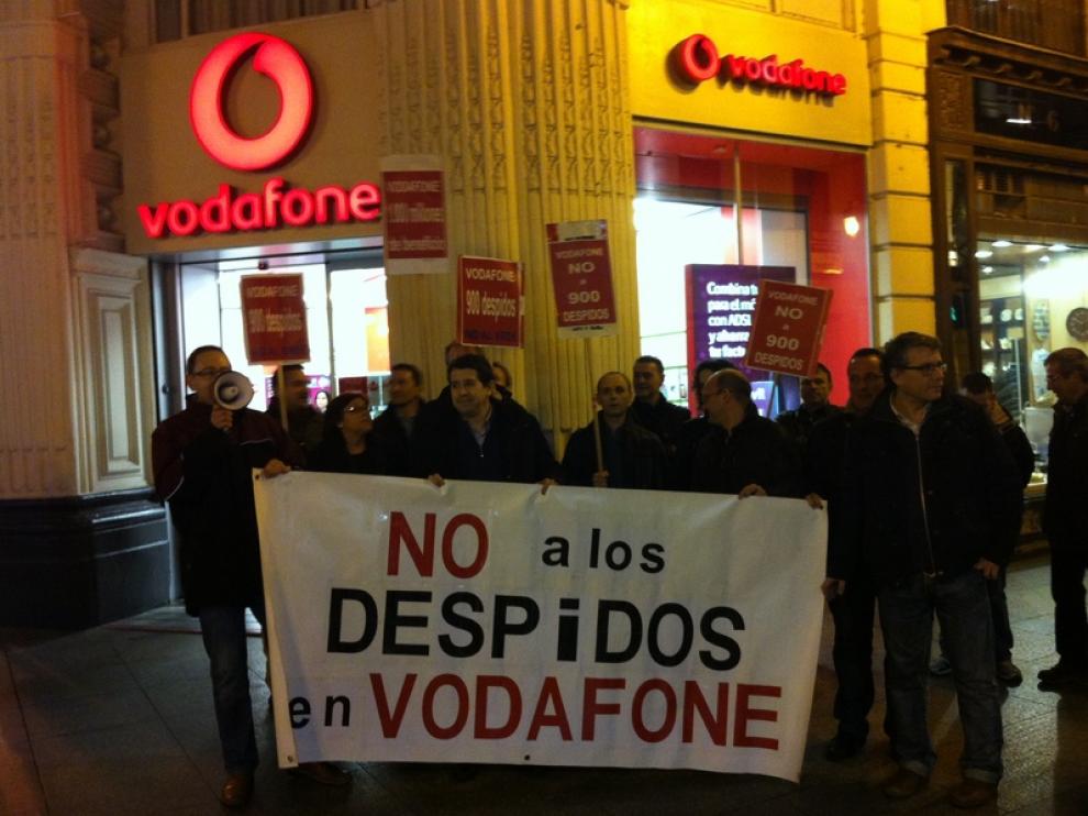 Trabajadores de la compañía Vodafone, frente a una tienda en la calle de Alfonso I