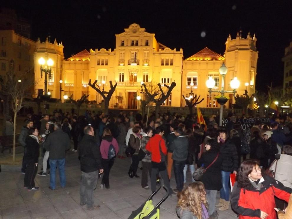 Unas 200 personas han mostrado su rechazo en Huesca a la corrupción política