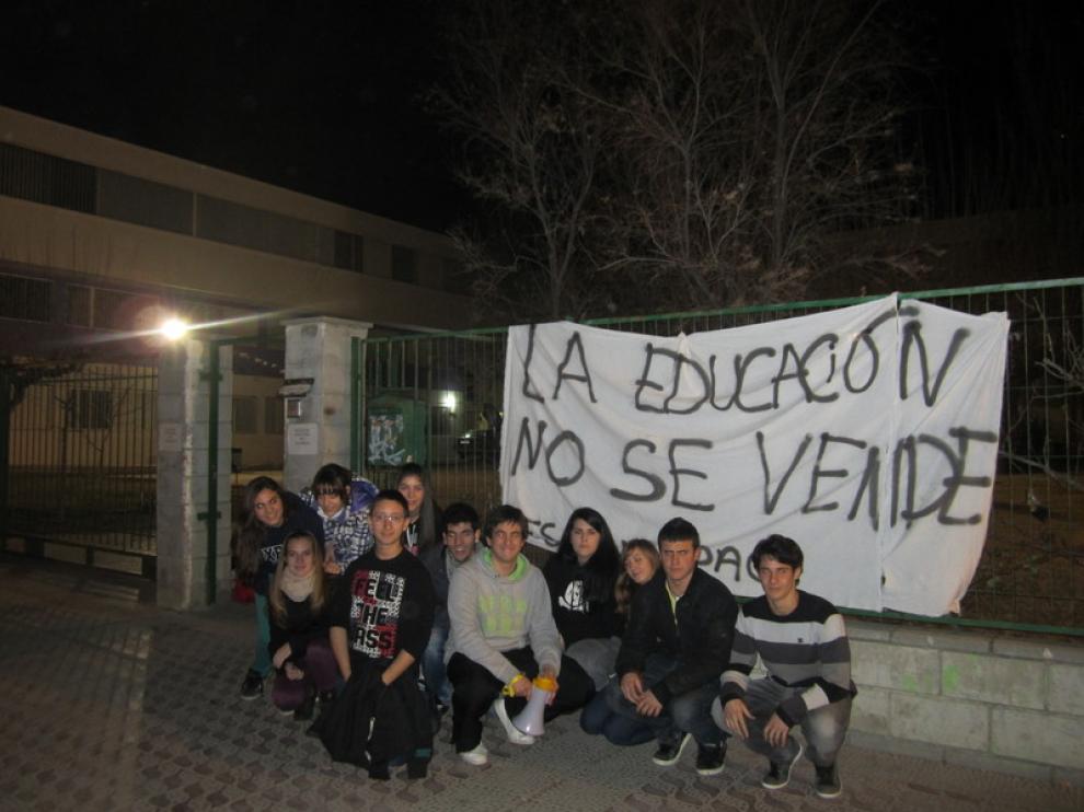 Alumnos del IES Avempace a la entrada del centro.