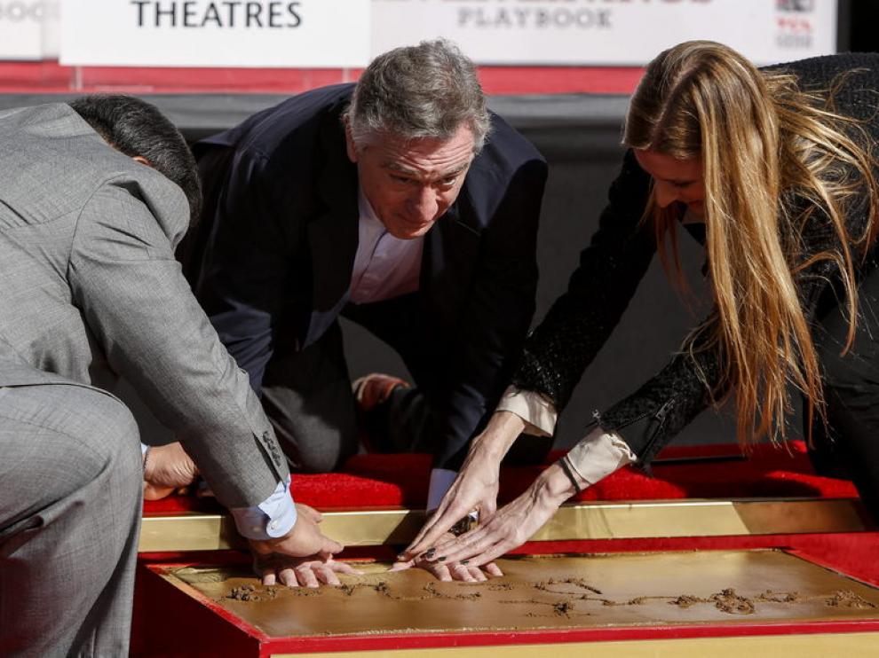Robert de Niro inmortalizó sus huellas frente al histórico Teatro Chino de Hollywood.
