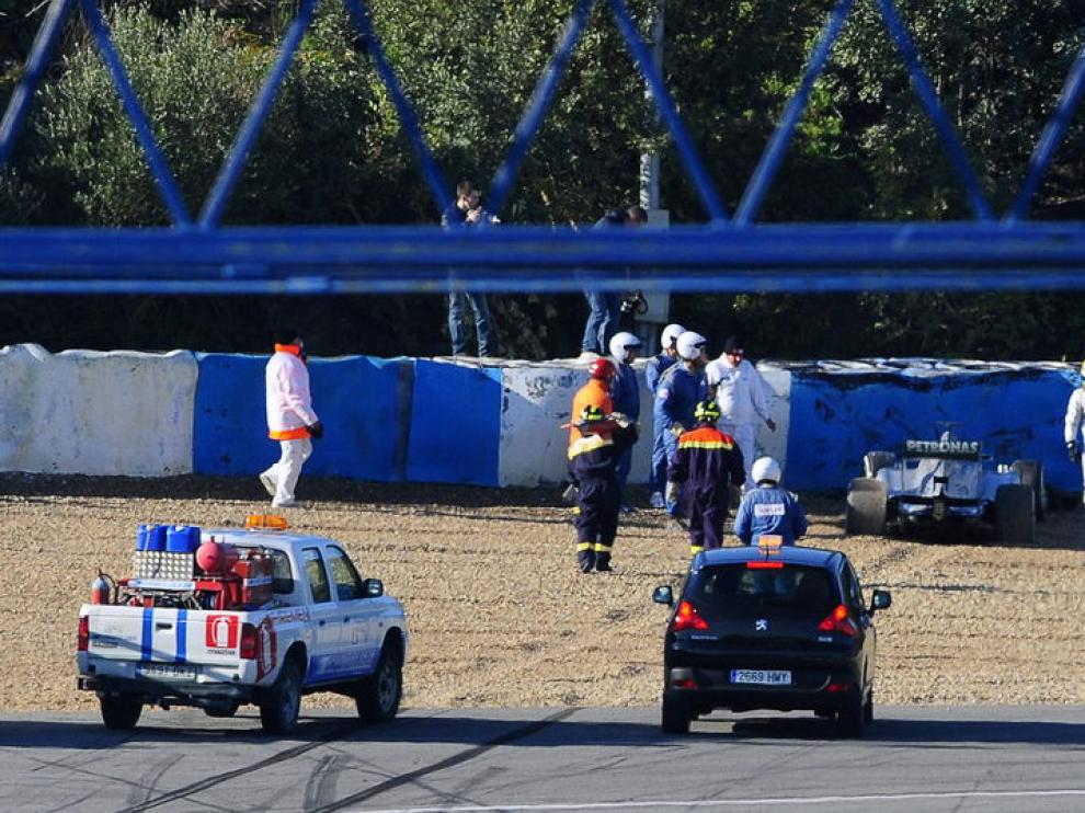 Hamilton sale del coche estrellado en Jerez