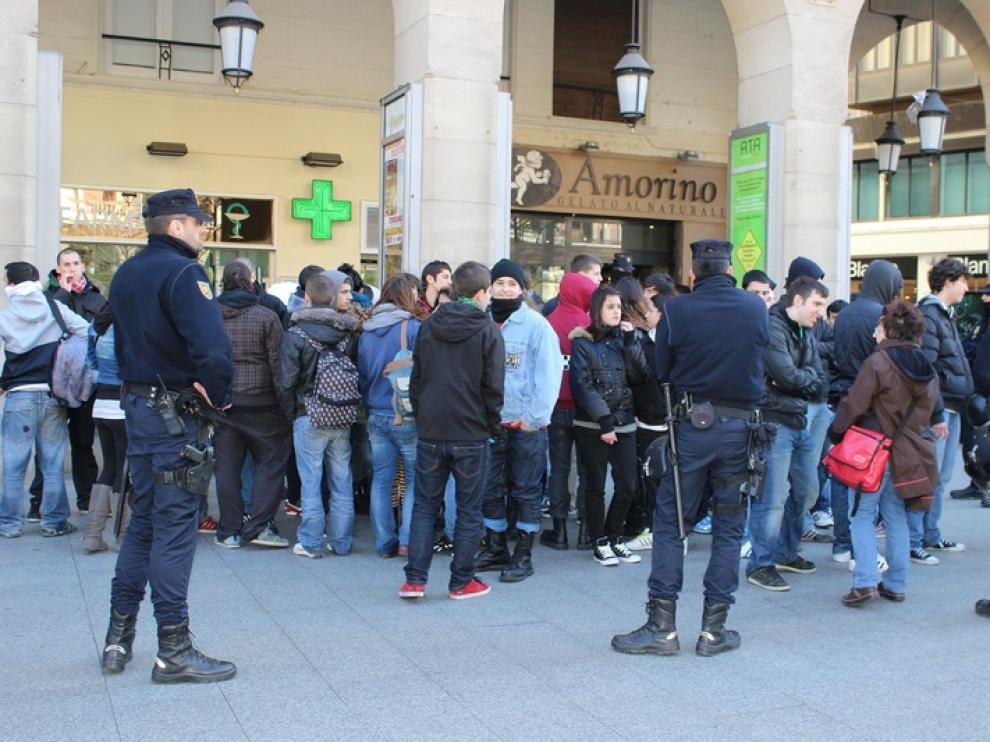 La Policía rodea e identifica a un grupo de estudiantes