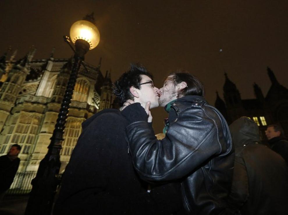 Dos jóvenes se besan en Londres celebrando la aprobación