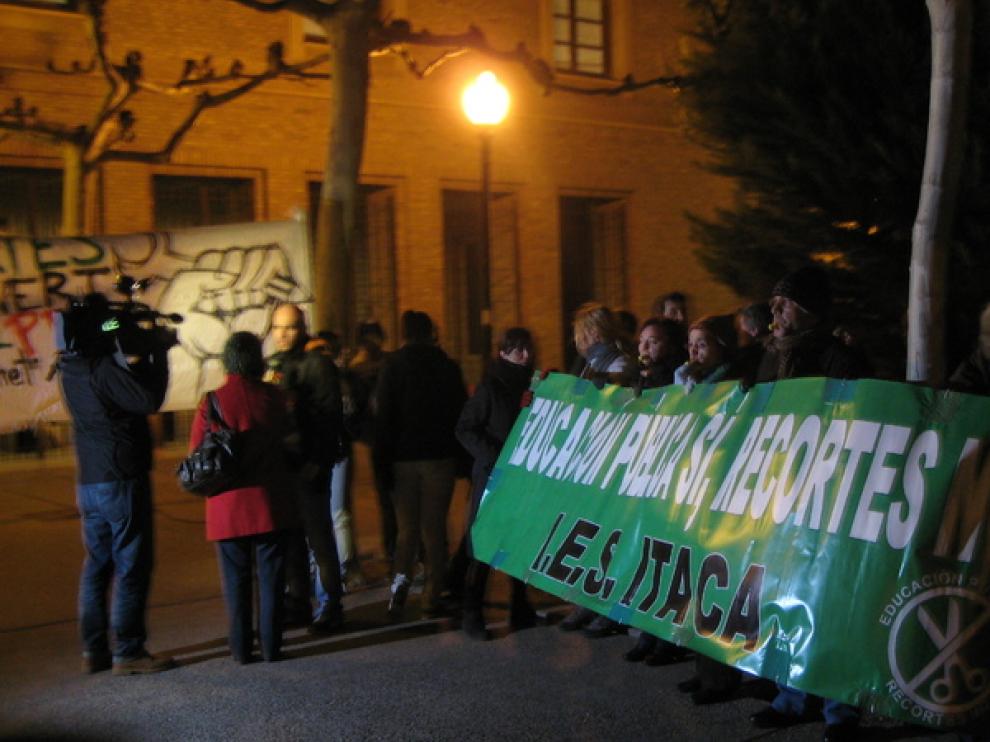 Varios cientos de estudiantes, padres y profesores se han concentrado para protestar contra la reforma educativa.