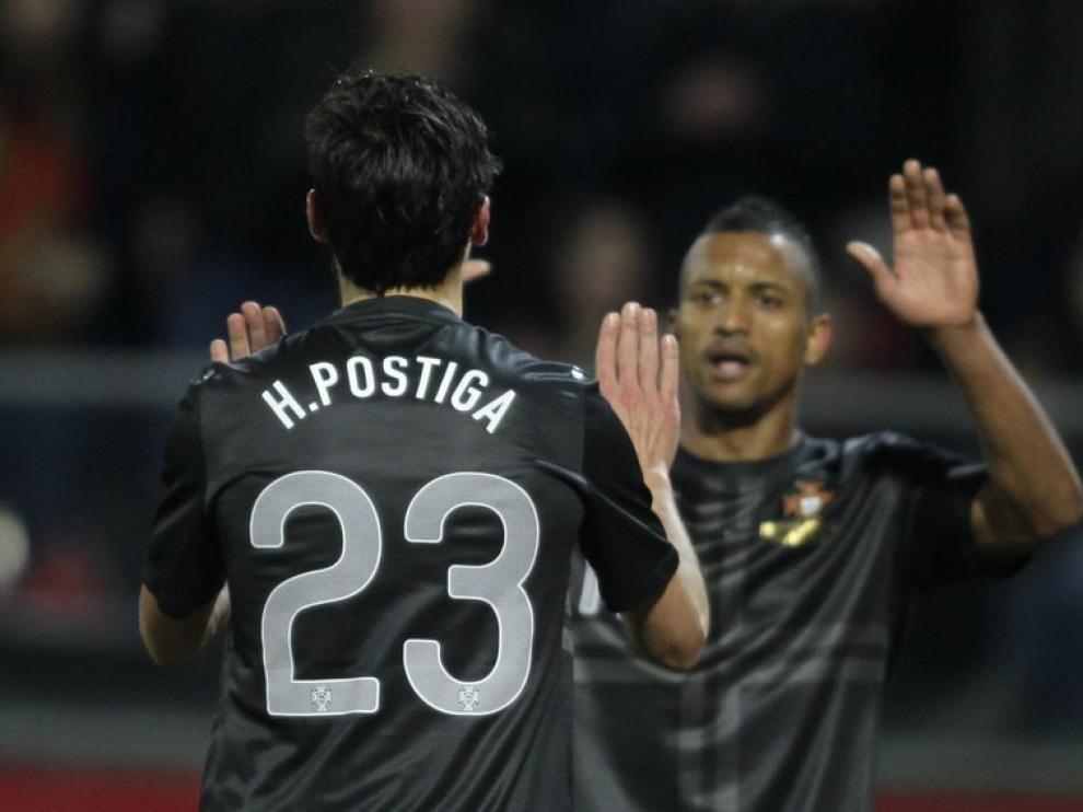 Postiga celebra su gol con Nani