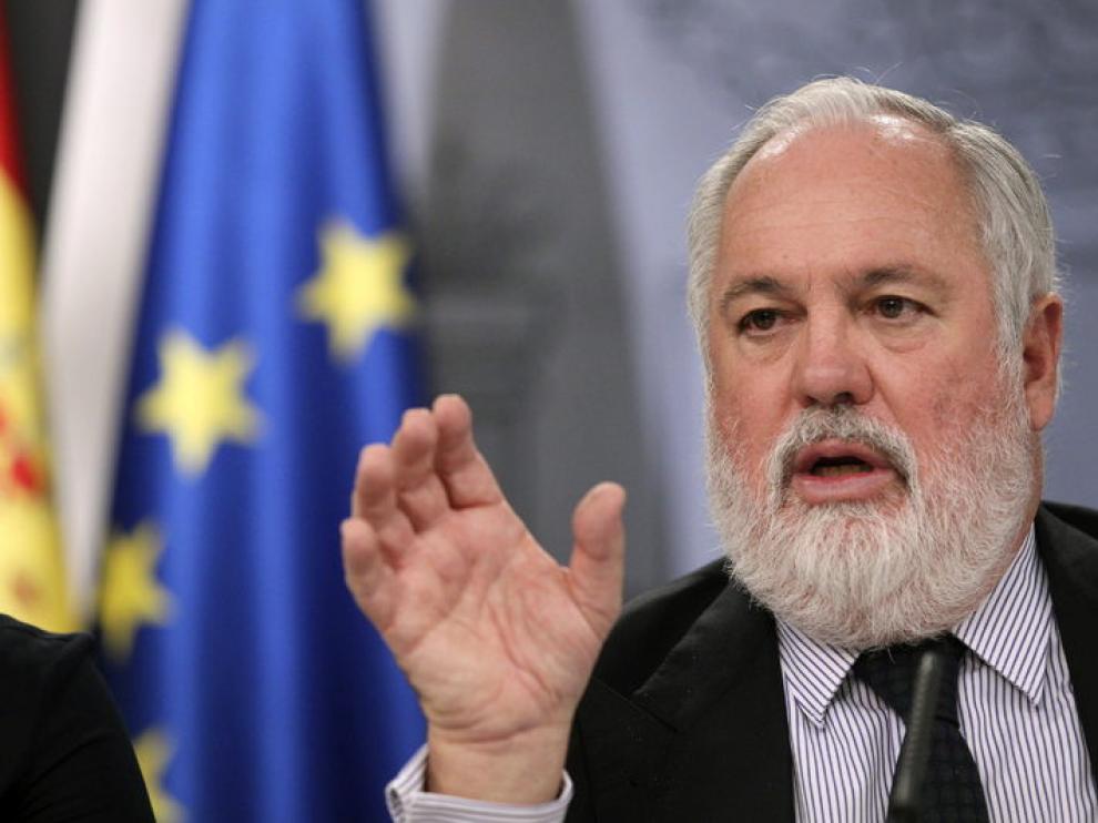 Arias Cañete asegura que el 70% de los vehículos tiene más de 7 años