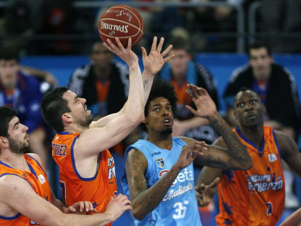 El escolta del Valencia Basket Rafa Martinez lucha por el rebote ante el pívot del Asefa Estudiantes, Lucas Nogueira