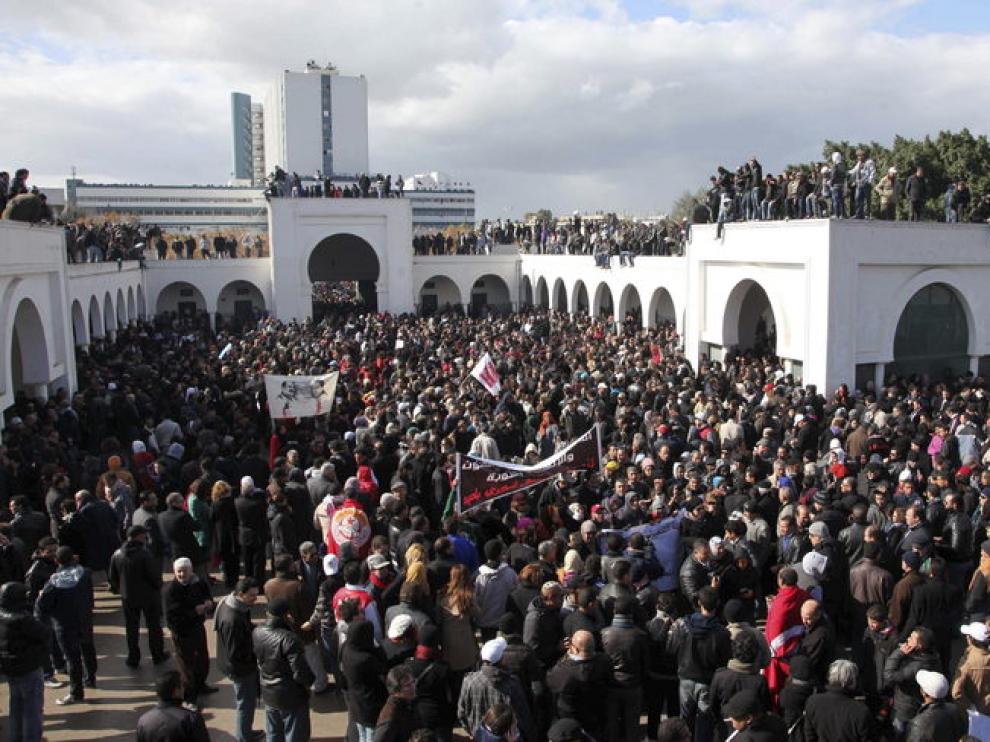 Numerosas personas acudieron al funeral de Bel Aid