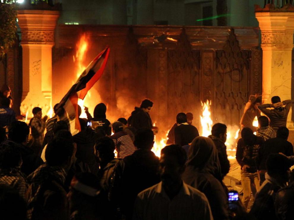 Varias personas provocaron un fuego a las puertas del palacio