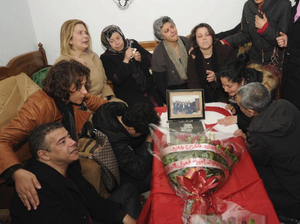 Amigos y familiares lloran junto al ataúd de Chukri Bel Aid