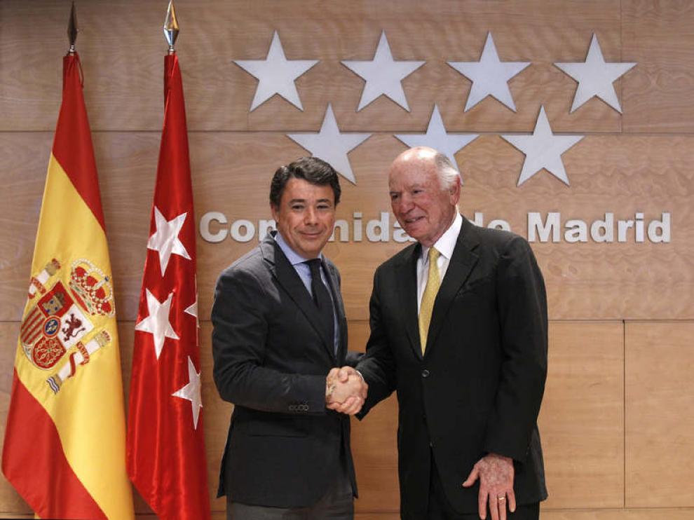 El consejero delegado de Las Vegas Sands, Michael Leven (d), y el presidente de Madrid, Ignacio González (i)