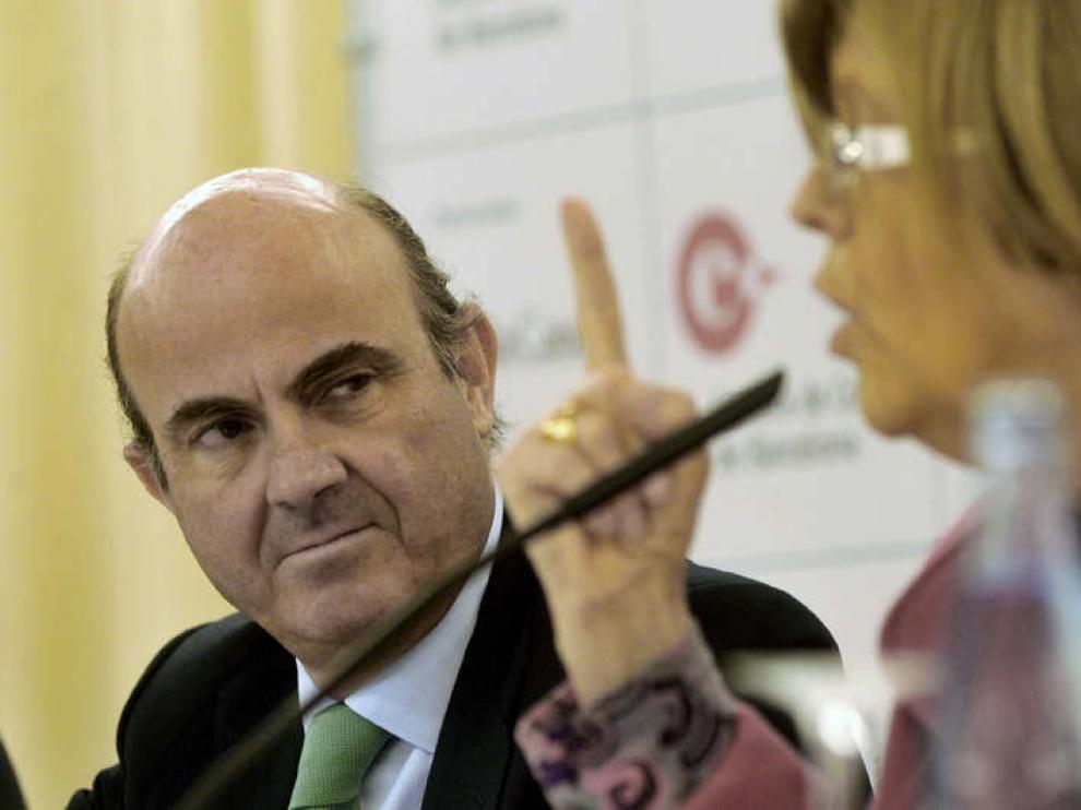 Luis de Guindos escucha la intervención de Olaf Palme
