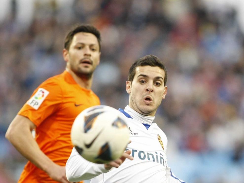 El jugador del Real Zaragoza Víctor Rodríguez, en pugna por el balón