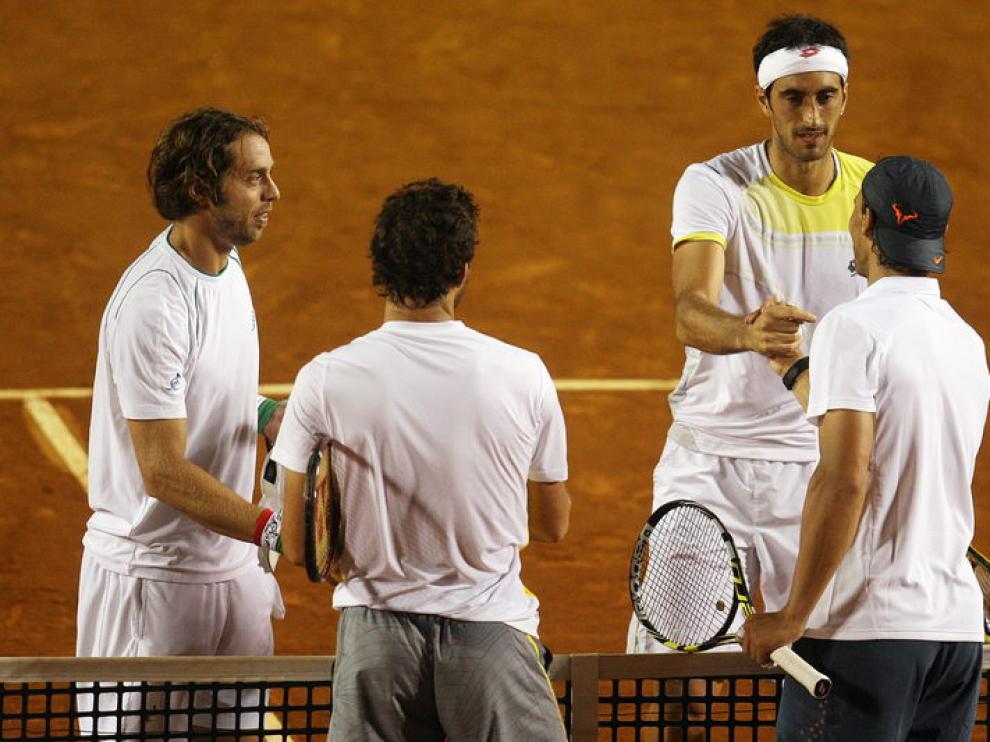 Nadal y Mónaco saludan a sus rivales, Paolo Lorenzi y Potito Starace.