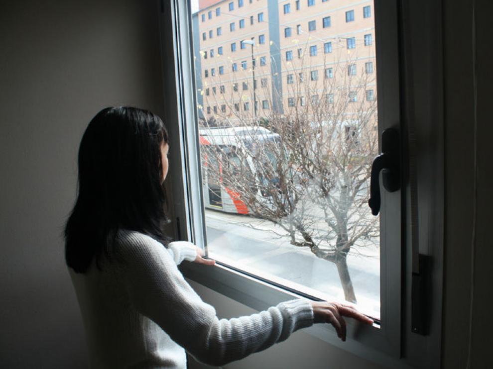 Una vecina de Zaragoza con doble ventana para aislar del ruido.