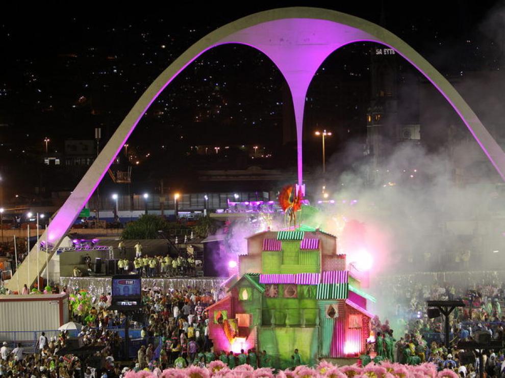 Un incendio en otra carroza del carnaval de Río de Janeiro, controlado durante el desfile.