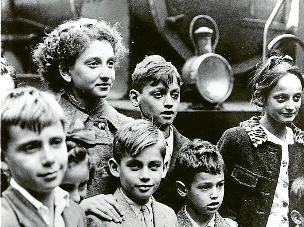 Un grupo de niños franceses refugiados posan en 1943 en la estación del Rossio (Lisboa)