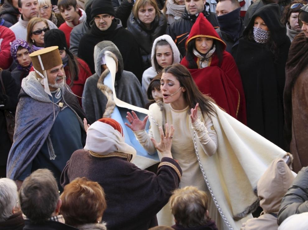 Isabel muere entre la multitud