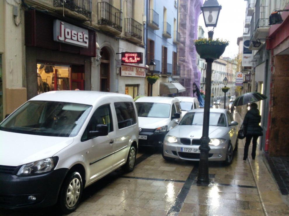 Alta presencia de vehículos en esta calle peatonal de Huesca