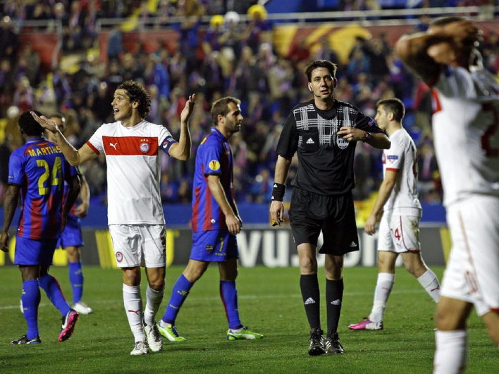 El equipo griego se quedó con uno menos tras la expulsión de Abdoun.
