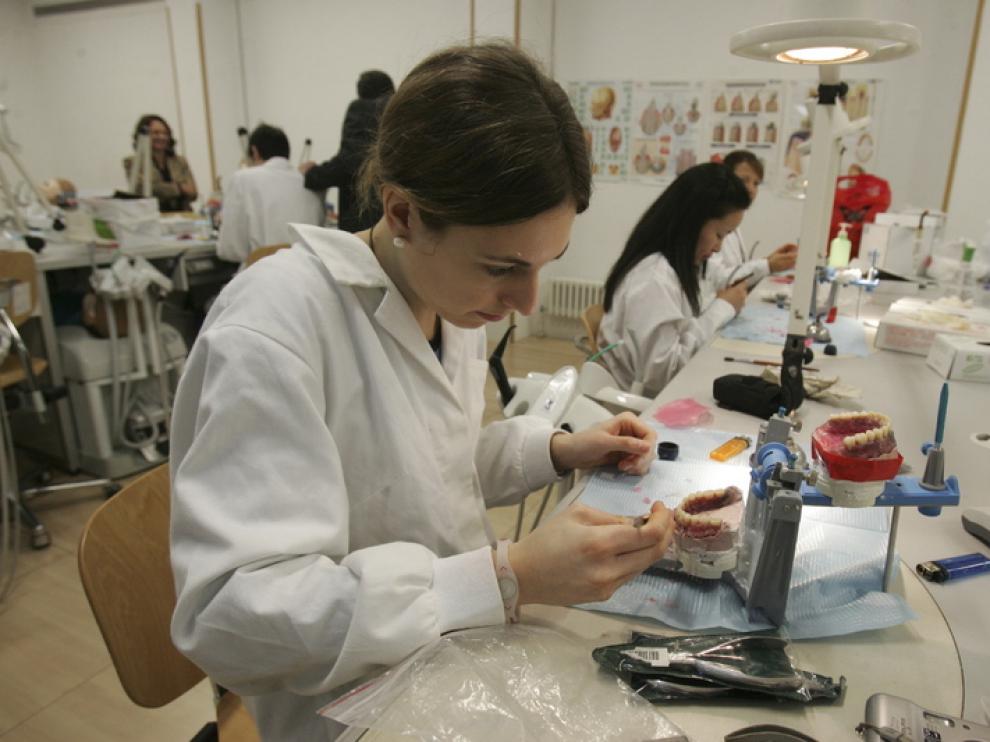 Alumnos trabajando en la clínica universitaria en 2010