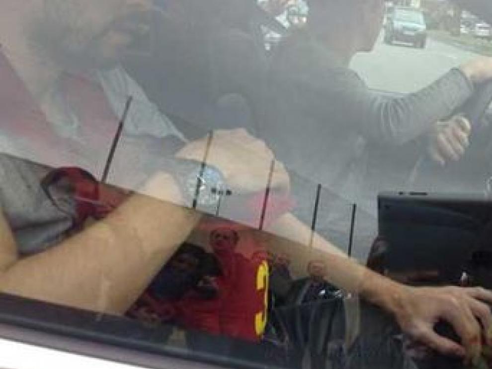 Piqué de copiloto con el niño en la mochila portabebés