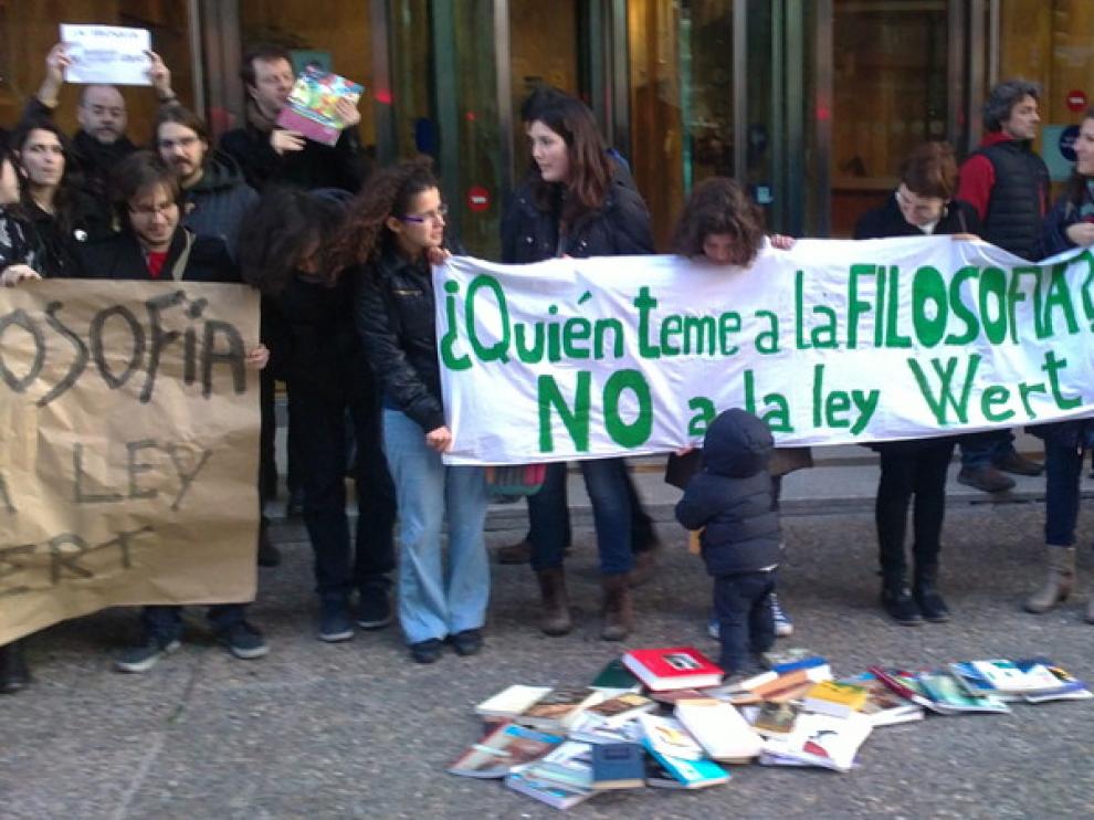 Manifestantes de la SAF ante la Consejería de Educación