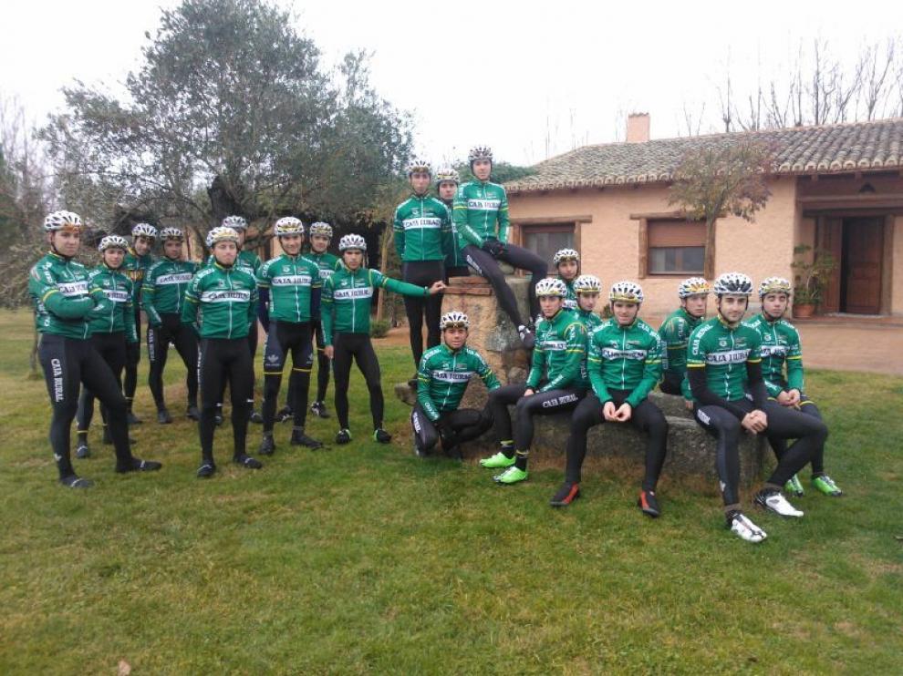 Just, en medio, de cuclillas, con su nuevo equipo