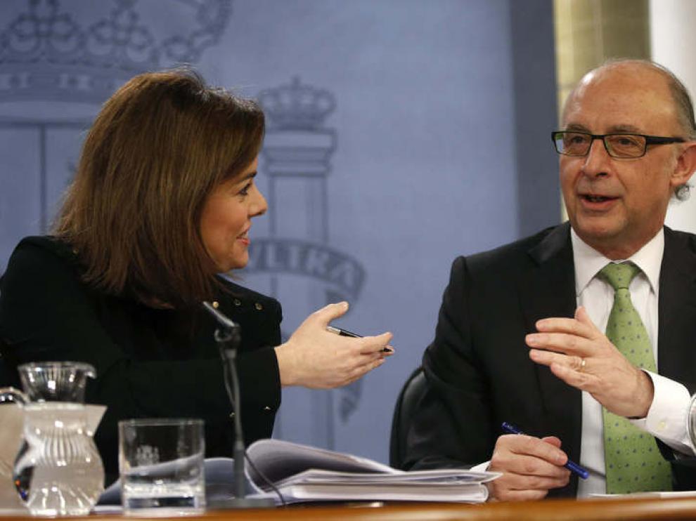 Soraya Sáenz de Santamaría y Cristóbal Montoro, durante la rueda de prensa tras el Consejo de Ministros