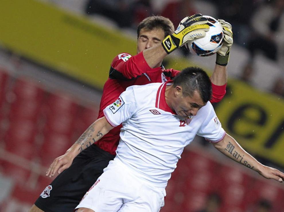 El guardameta del Deportivo, Daniel Aranzubia y el centrocampista del Sevilla, Gary Medel
