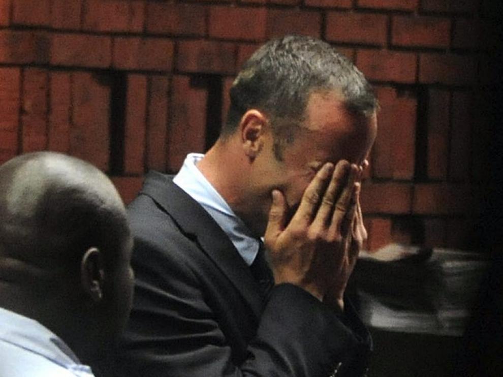 Pistorius no pudo reprimir las lágrimas al escuchar la acusación