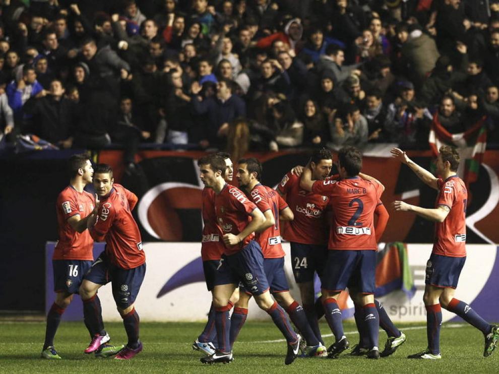 Los jugadores de Osasuna celebran el gol de Sola