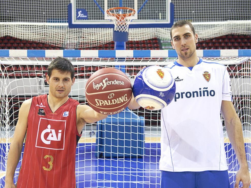 Los capitanes Javier Paredes y Pablo Aguilar intercambian camisetas